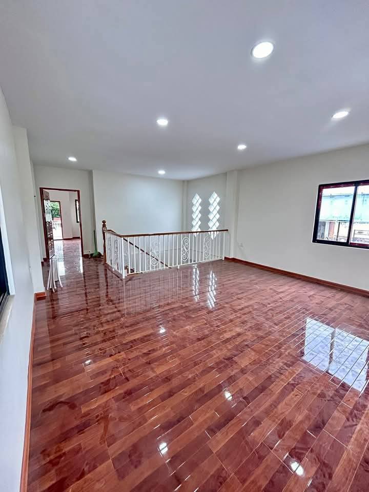 မြောက်ဒဂုံမြို့နယ်လုံးချင်းအရောင်း