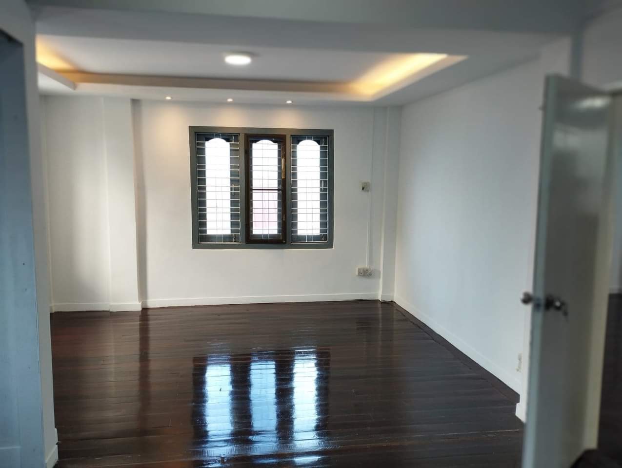 သုဝဏ္ဏ V.I.P၊ (3RC) အရောင်း