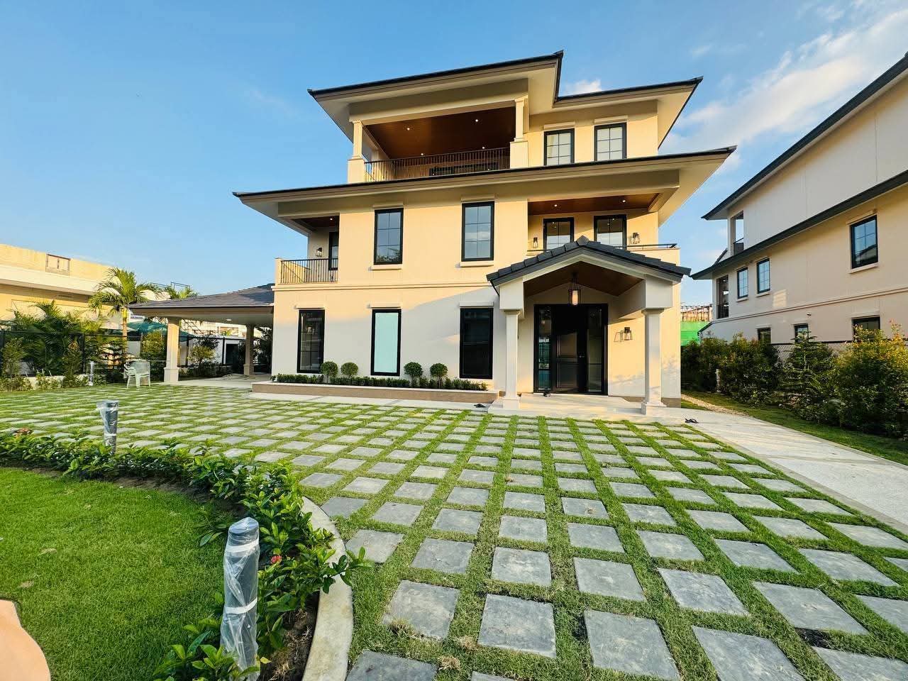 လှိုင်သာယာမြို့နယ် ပန်းလှိုင်အိမ်ယာ လုံးချင်းအိမ်အရောင်း