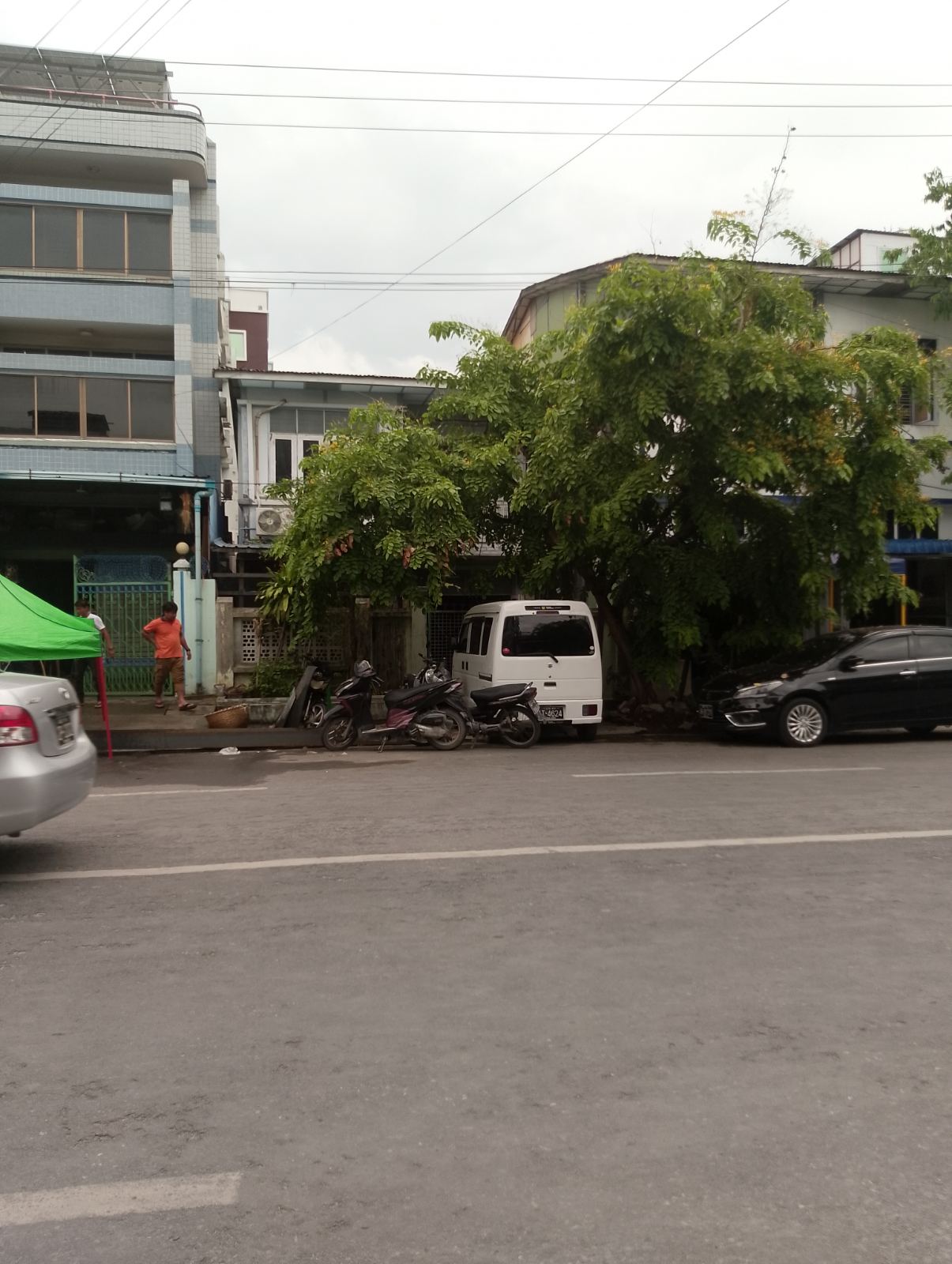 ချမ်းအေးသာစံမြို့နယ်ရှိလမ်းတင်အရောင်း